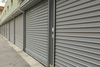 Trabajo de persianas en negocio